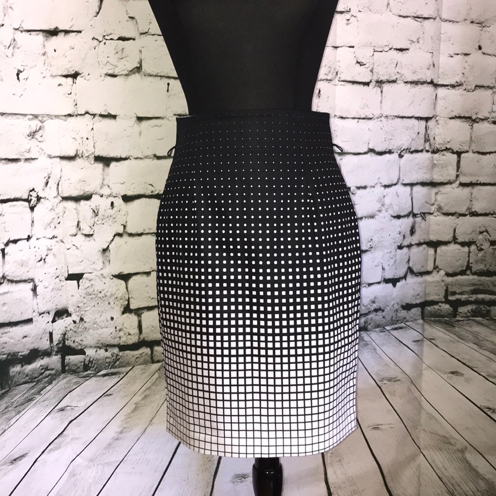 🎉PRICE DROP-Modern pencil skirt.